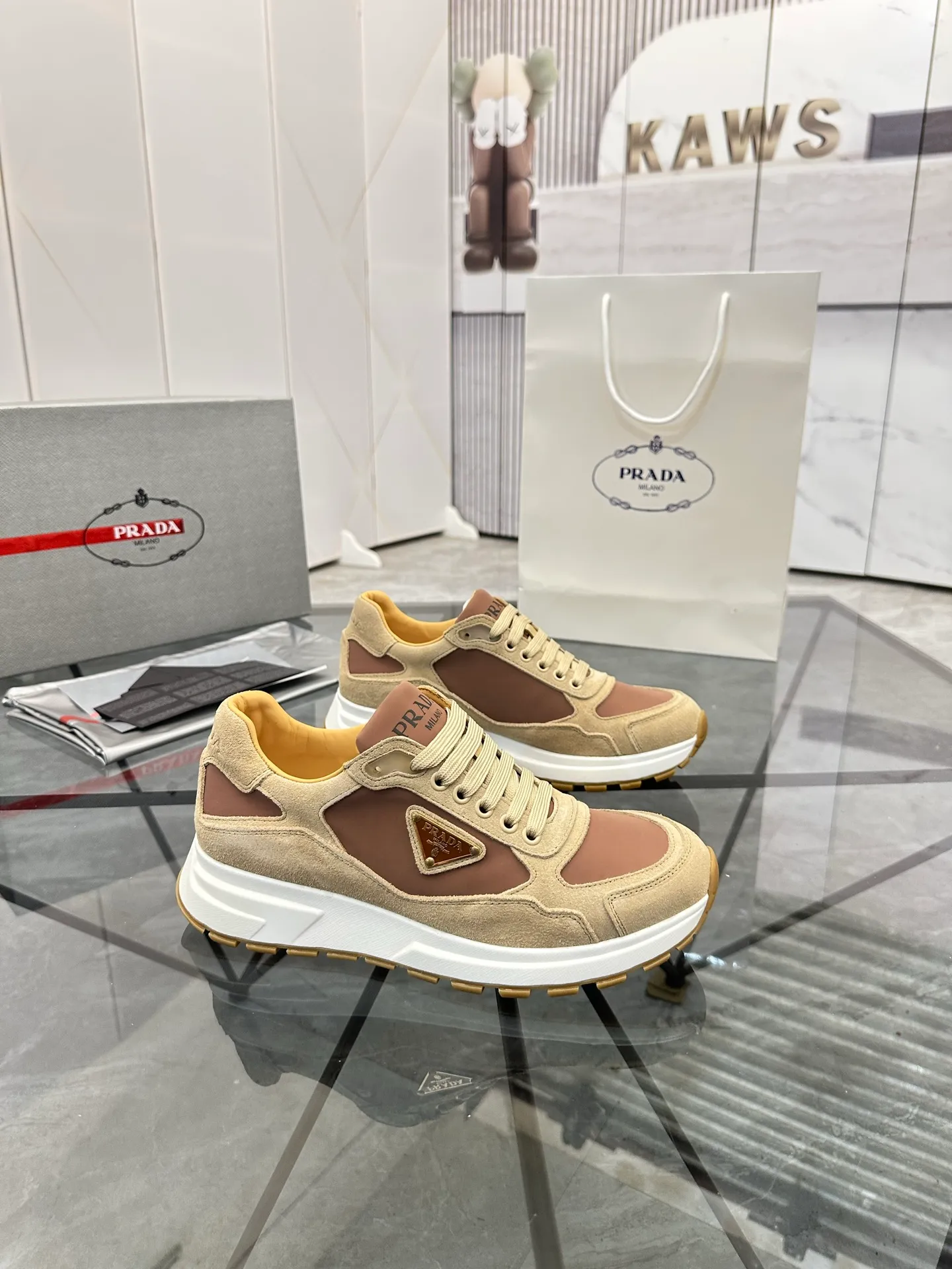 Men's shoes for sale 💰: 💰P580¥ High-end top quality Product trademark: Prada *"Prada*" low-top casual shoes Regular size: 38-45 (can be customized to 46) Product materials: imported upper layer of high mercerized nubuck leather spliced ​​with breathable mesh, water-dyed cowhide lining, cowhide feet, original ultra-light foam outsole. No.: 001